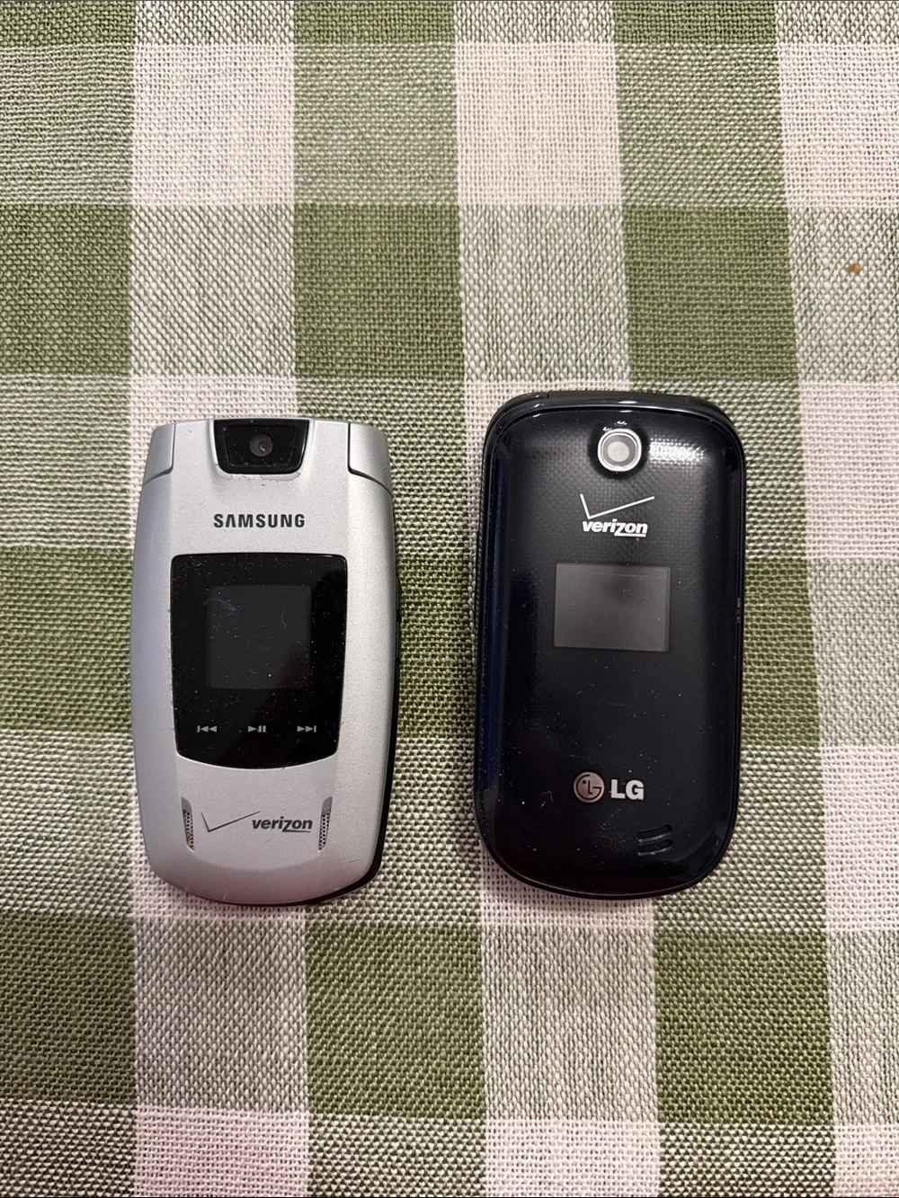 Samsung Silver Verizon Flip Phone with External Screen